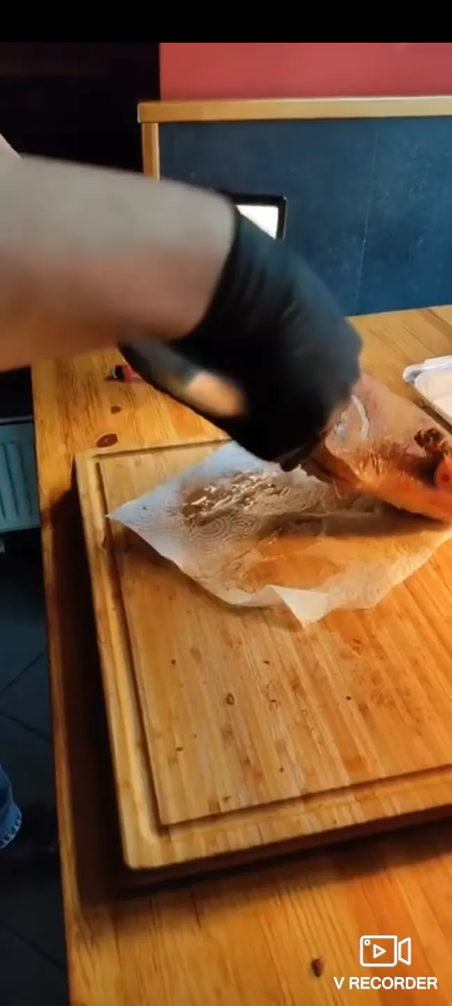 Peking Ente tranchieren Step 5 - Tranchiere vorsichtig mit dem Messer die knusprige Haut an beiden Keulen heraus. Ziel ist es, ein möglichst gerades Stück Haut für den Rest zu bekommen (Video bei 1:12 Minute).
