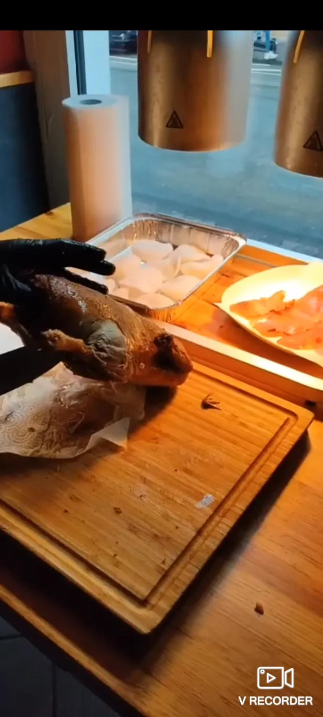 Peking Ente tranchieren Step 6 - Löse vorsichtig mit der Messerspitze die Haut der Keule ab, ohne sie abzubrechen. Fahre vorsichtig entlang des Rückens bis zum Flügel (Video bei 1:26 Minute).