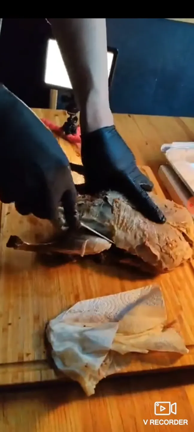 Peking Ente tranchieren Step 9 - Jetzt folgt das Fleisch. Wir lösen die Keulen aus. Mit dem Messer vor dem Beinknochen und nach dem Beinknochen jeweils einen Schnitt machen, danach die Keule nach außen pressen und lösen (2:23).