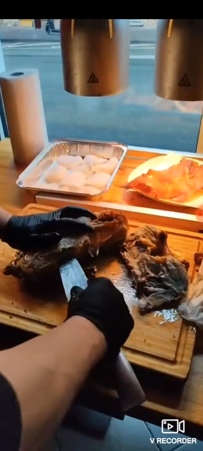 Peking Ente tranchieren Step 11 - Schneide mit der Messerspitze unter das Bruststück und mache entlang des Brustfleischs am Steg einen Schnitt. Achte darauf, nicht zu fest zu schneiden. Das Bruststück vorsichtig herausnehmen (Video bei 2:39 Minute).