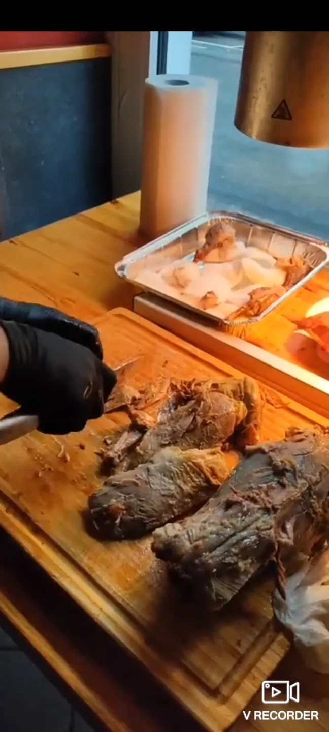 Peking Ente tranchieren Step 15 - Das Fleisch der Keule in mundgerechte Stücke schneiden und ebenfalls auf dem Teller platzieren (Video bei 3:42 Minute).