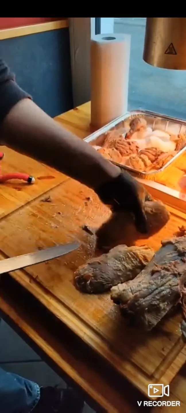 Peking Ente tranchieren Step 17 - Schneide die beiden Bruststücke in mundgerechte Stücke und platziere sie auf dem Teller (Video bei 4:11 Minute).