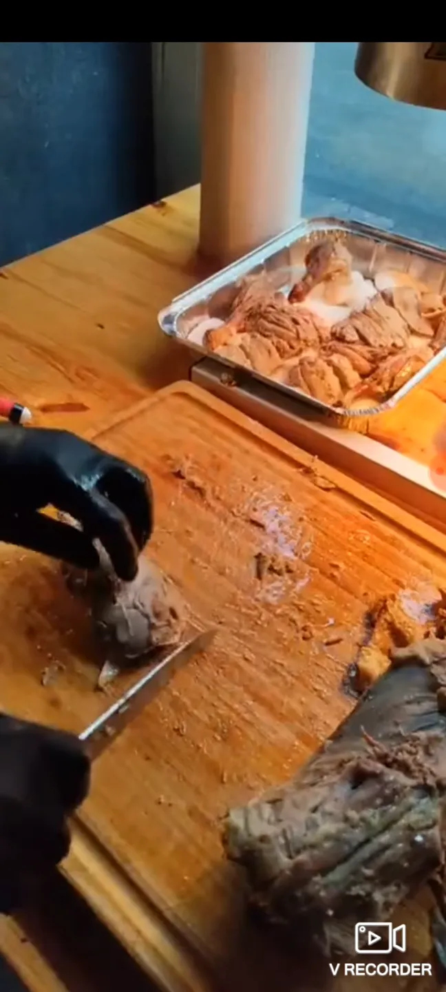 Peking Ente tranchieren Step 18 - Wische das Schneidebrett ab, damit sich die knusprige Haut nicht wieder einweicht (Video bei 4:45 Minute).